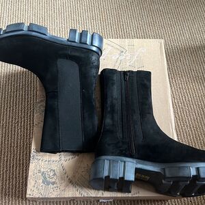 NEW Free People Chelsea Boots suede black 7